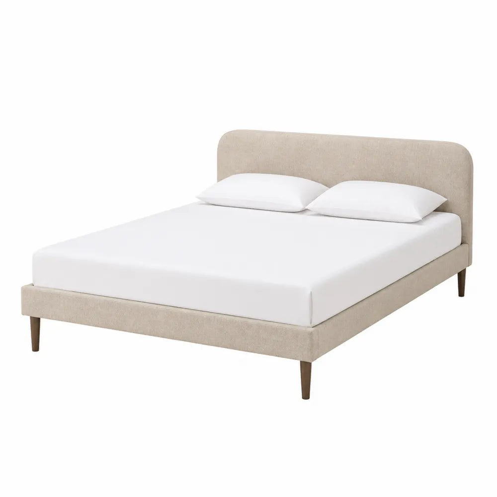 Letto matrimoniale in legno e tessuto beige con cuscini